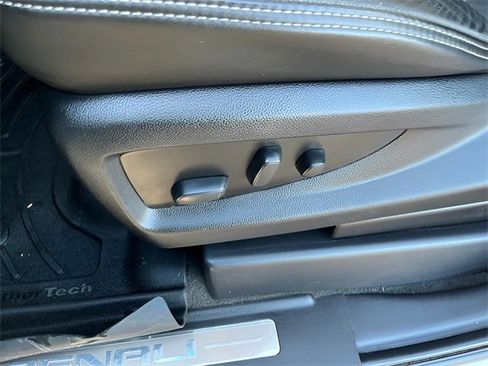 Used 2019 GMC Yukon XL Denali image 12