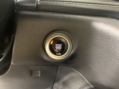 Used 2022 Chrysler Pacifica Limited w/ Uconnect Theater Family Group image 18