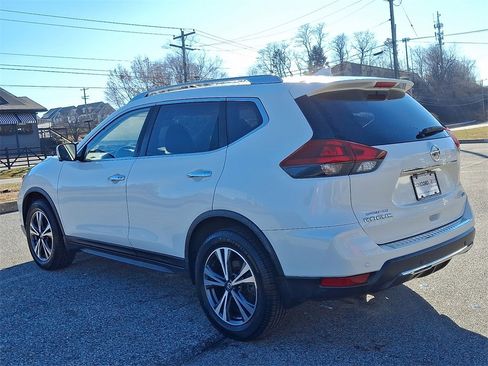 Used 2019 Nissan Rogue SV w/ Premium Package image 4