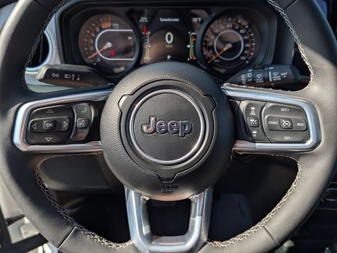 Used 2025 Jeep Wrangler Unlimited Sahara AWD/4WD image 21