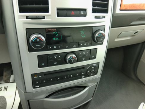 Used 2010 Chrysler Town & Country Limited w/ Entertainment Group #3 image 21