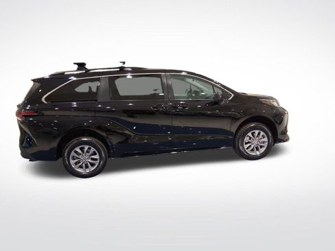 Used 2022 Toyota Sienna LE image 5