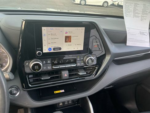 Certified 2023 Toyota Highlander XSE image 12