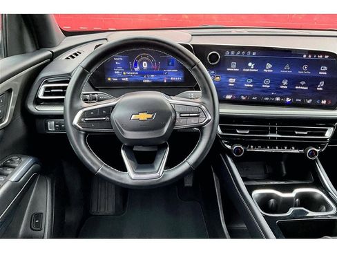 Used 2025 Chevrolet Traverse LT image 6