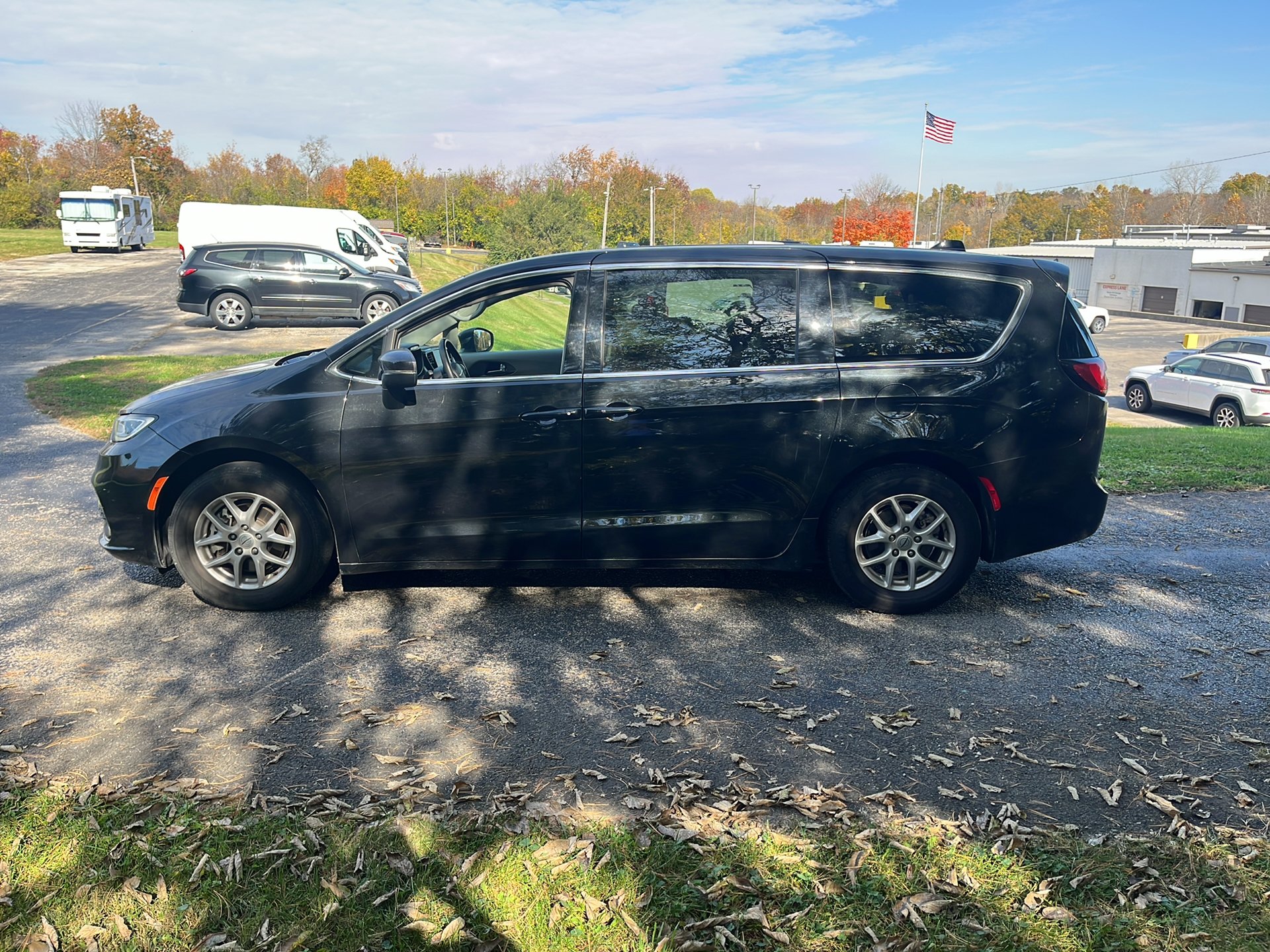 Used 2023 Chrysler Pacifica Touring-L FWD image 11