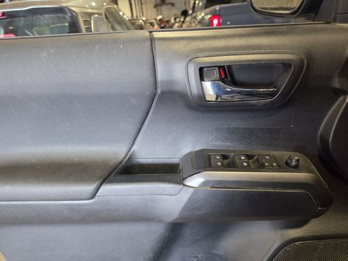 Used 2020 Toyota Tacoma TRD Off-Road AWD/4WD image 5