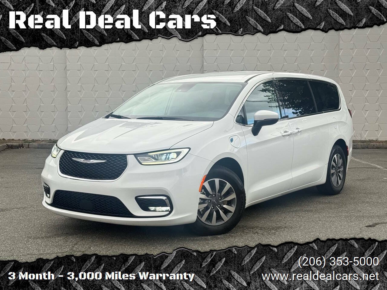 Used 2023 Chrysler Pacifica Touring-L FWD image 1