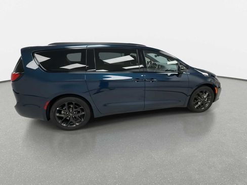 Used 2025 Chrysler Pacifica Limited FWD image 9