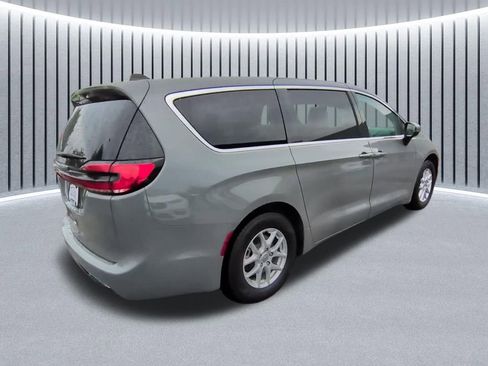 Used 2023 Chrysler Pacifica Touring-L FWD image 10