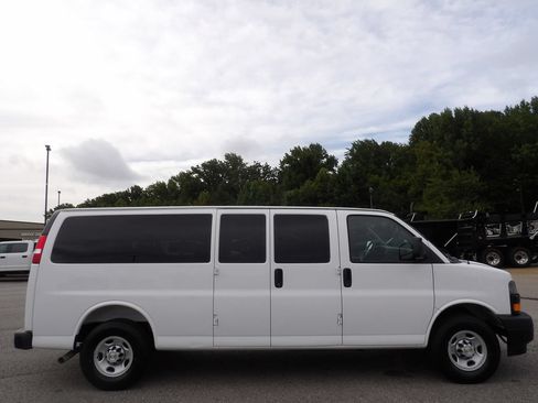 Used 2025 Chevrolet Express 3500 LS RWD image 9