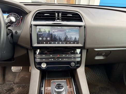 Used 2019 Jaguar F-PACE Prestige image 21