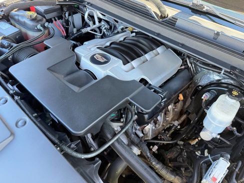 Used 2017 Cadillac Escalade ESV Luxury AWD/4WD image 17