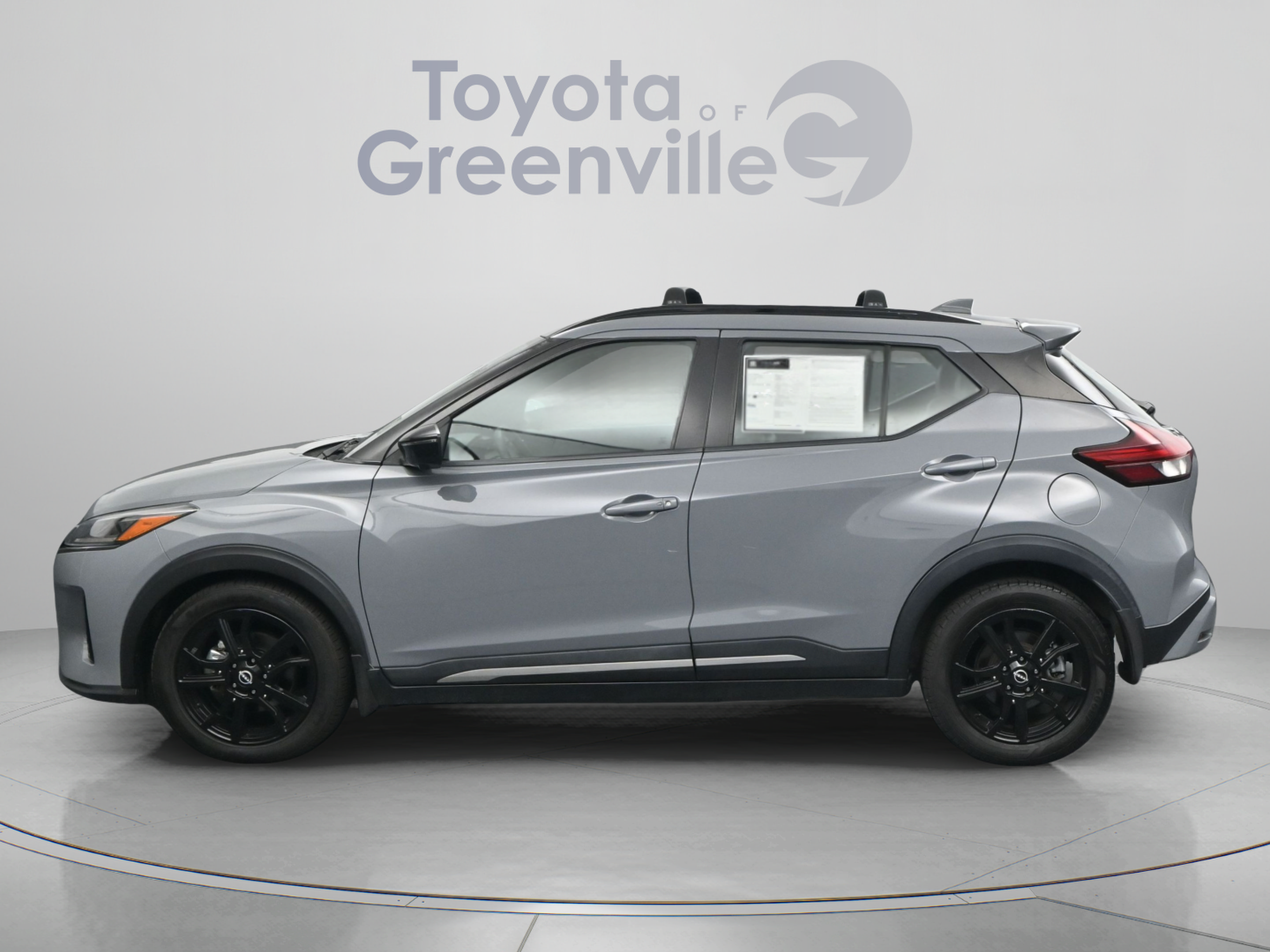 Used 2022 Nissan Kicks SR w/ Premium Package FWD image 5