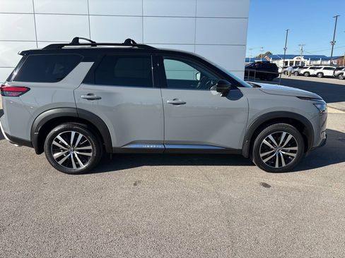 New 2025 Nissan Pathfinder Platinum image 2