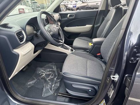 Used 2023 Hyundai Venue Limited image 18