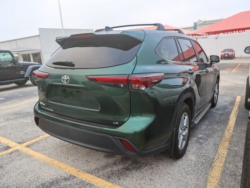 Used 2025 Toyota Highlander LE FWD image 8