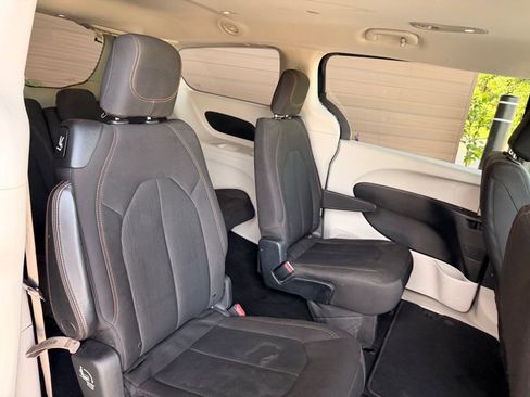 Used 2017 Chrysler Pacifica Touring FWD image 16