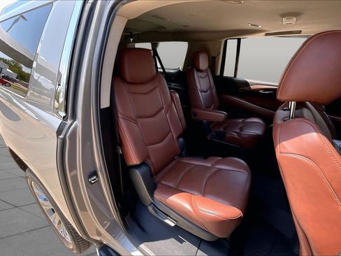 Used 2019 Cadillac Escalade ESV Luxury AWD/4WD image 19