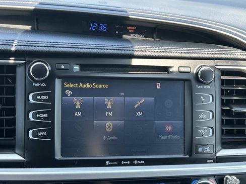 Used 2017 Toyota Highlander SE AWD/4WD image 33