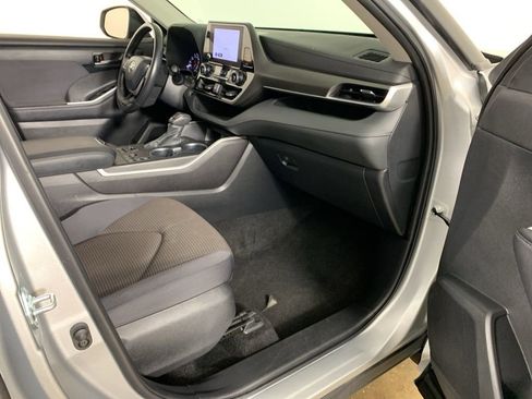 Used 2024 Toyota Highlander LE AWD/4WD image 42