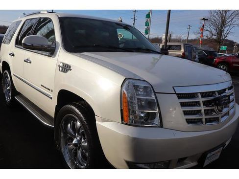 Used 2007 Cadillac Escalade AWD w/ Information Package image 4