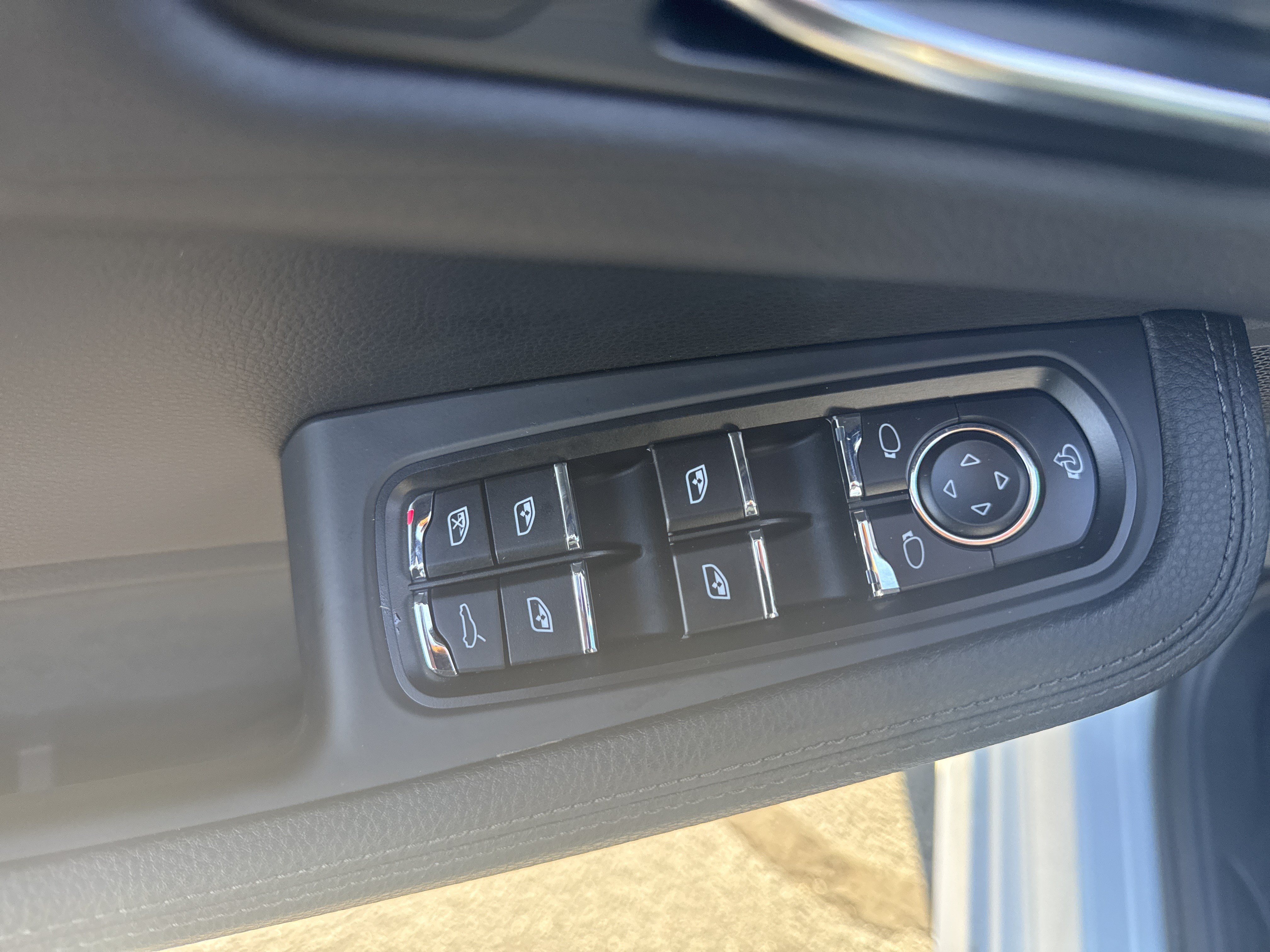 Used 2025 Porsche Macan AWD/4WD image 15