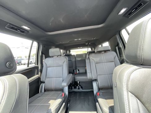 Used 2025 Chevrolet Suburban High Country AWD/4WD image 21