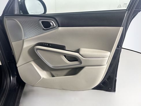 Used 2025 Kia Soul LX w/ LX Technology Package image 32