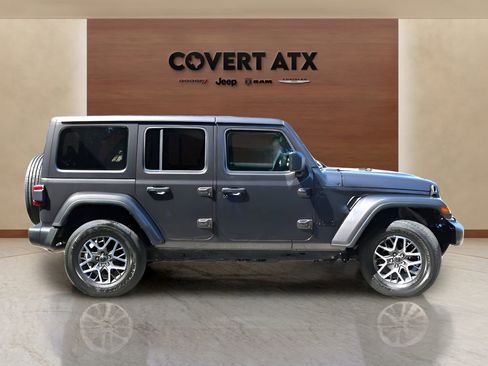 Used 2025 Jeep Wrangler Unlimited Sahara AWD/4WD image 6