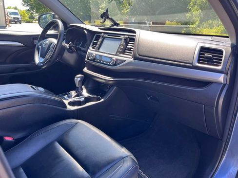 Used 2016 Toyota Highlander XLE AWD/4WD image 14