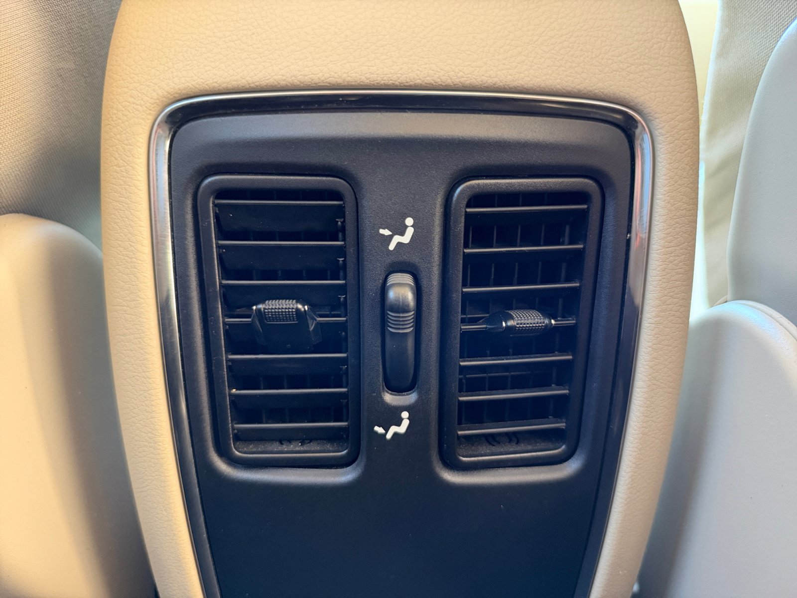 Used 2020 Jeep Grand Cherokee Laredo RWD image 32