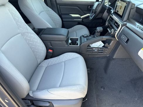 Used 2025 Toyota Tacoma SR5 AWD/4WD image 12