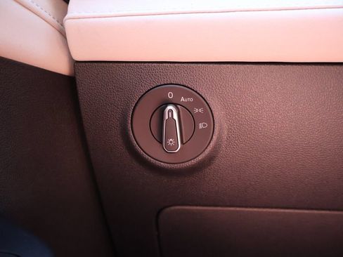 Used 2025 Volkswagen Taos SE AWD/4WD image 29