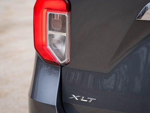 Used 2022 Ford Explorer XLT w/ Equipment Group 202A image 6