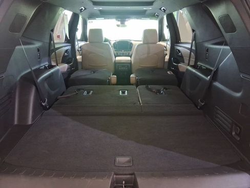 Used 2023 Chevrolet Traverse LT w/ LT Premium Package AWD/4WD image 11
