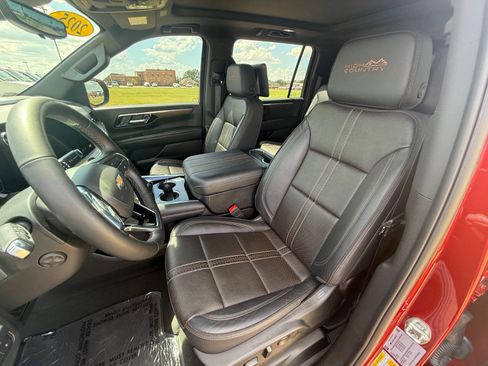 Used 2025 Chevrolet Suburban High Country AWD/4WD image 10