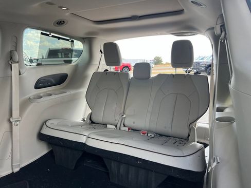Used 2017 Chrysler Pacifica Limited w/ Advanced Safetytec Group FWD image 17