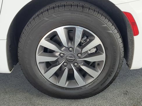 Certified 2024 Chrysler Pacifica Limited FWD image 7