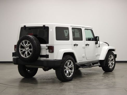 Used 2016 Jeep Wrangler Unlimited Rubicon w/ Connectivity Group AWD/4WD image 8