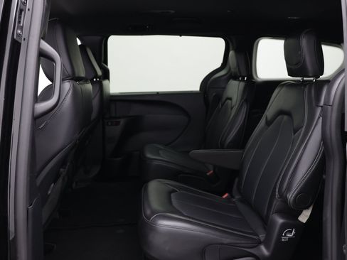 Used 2025 Chrysler Pacifica Select FWD image 36
