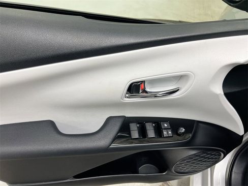 Used 2022 Toyota Prius LE image 20