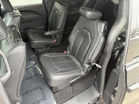 Used 2019 Chrysler Pacifica Touring-L Plus w/ S Appearance Package image 9