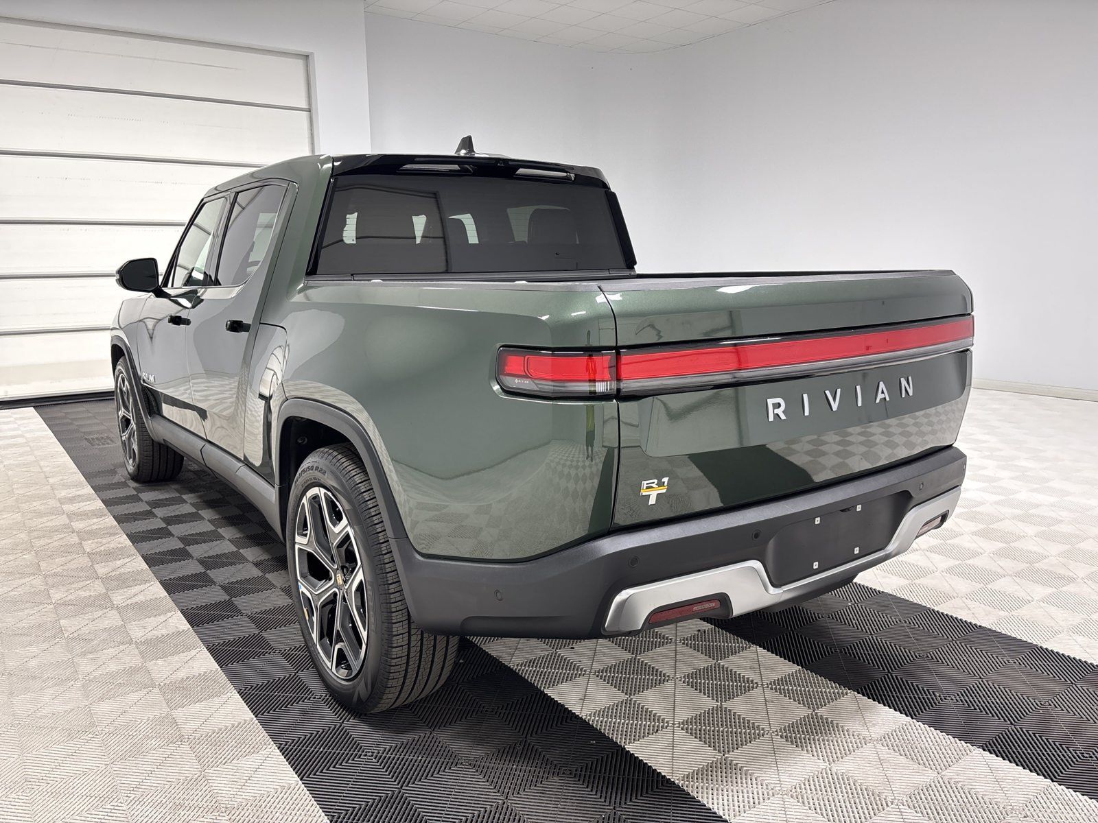 Used 2024 Rivian R1T Adventure Dual AWD/4WD image 3