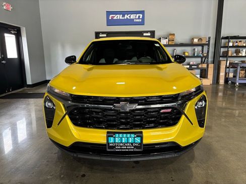 Used 2025 Chevrolet Trax RS w/ Sunroof Package FWD image 3