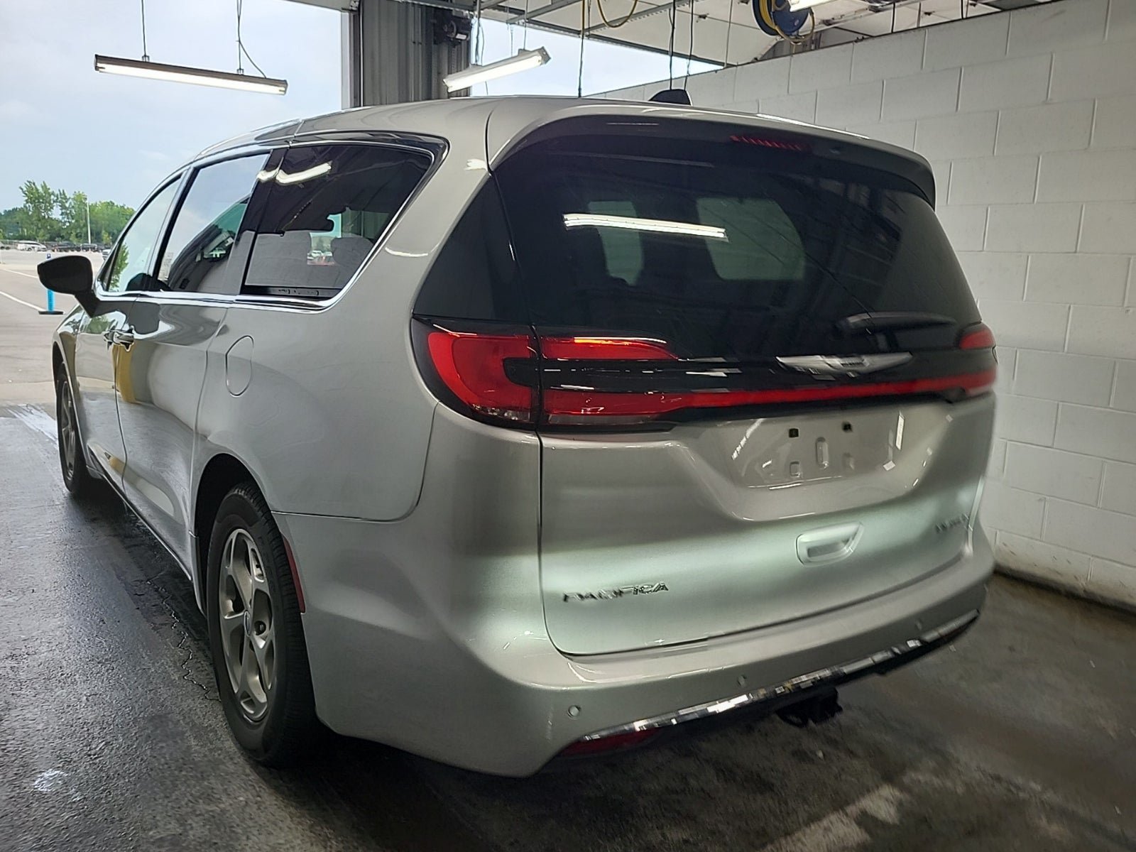 Used 2024 Chrysler Pacifica Limited w/ Trailer Tow Group FWD image 4