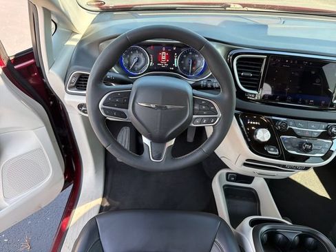 Used 2023 Chrysler Pacifica Touring-L FWD image 13