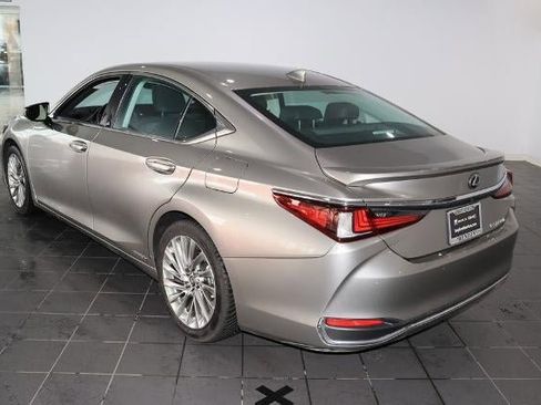 Used 2021 Lexus ES 300h w/ Luxury Package image 3