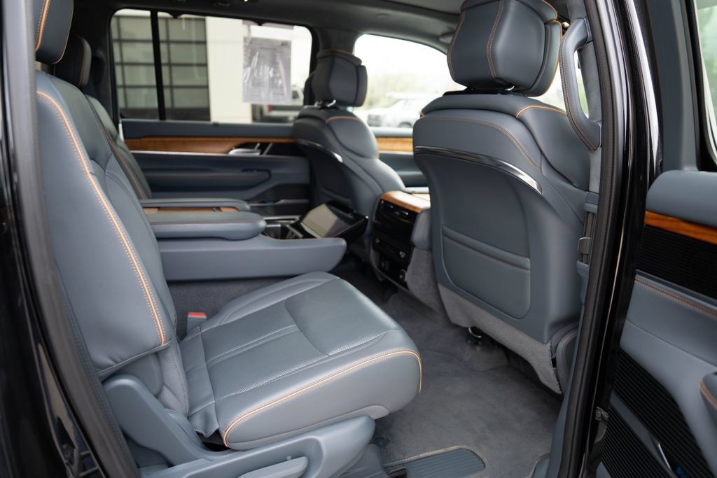 Used 2022 Jeep Grand Wagoneer Series II AWD/4WD image 9