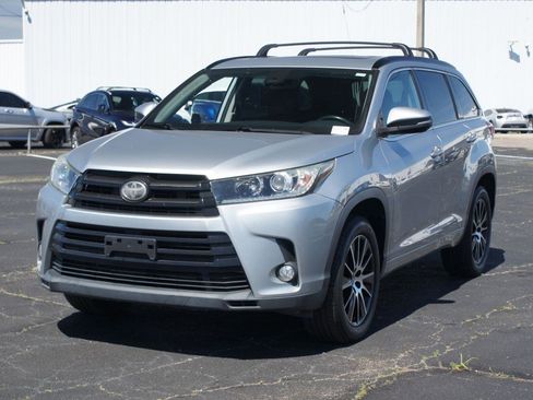 Used 2018 Toyota Highlander SE FWD image 2