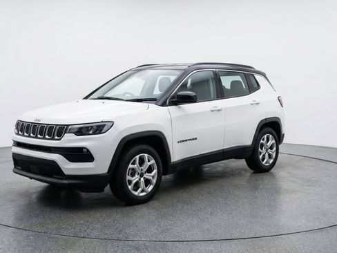 Used 2025 Jeep Compass Latitude AWD/4WD image 3